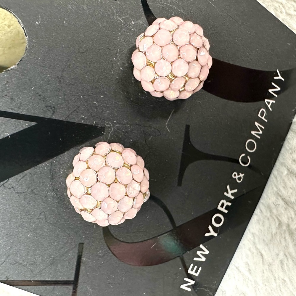 ❌SOLD❌💗Pink Cluster Studs - Picture 3 of 6
